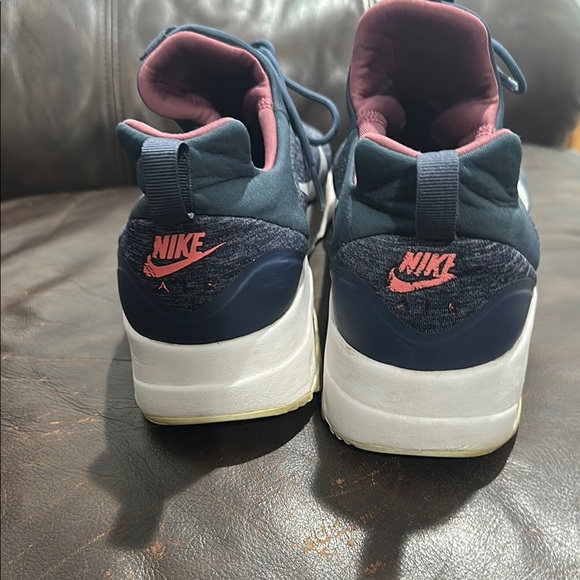 Nike Blue and Pink Sneakers with Sporty Design - Picture 6 of 7